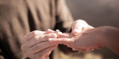 لماذا خاتم الخطوبه 💍 يوضع في اليد اليمنى وبعد الزواج يوضع في اليسرى ؟ 2 لماذا خاتم الخطوبه 💍 يوضع في اليد اليمنى وبعد الزواج يوضع في اليسرى ؟