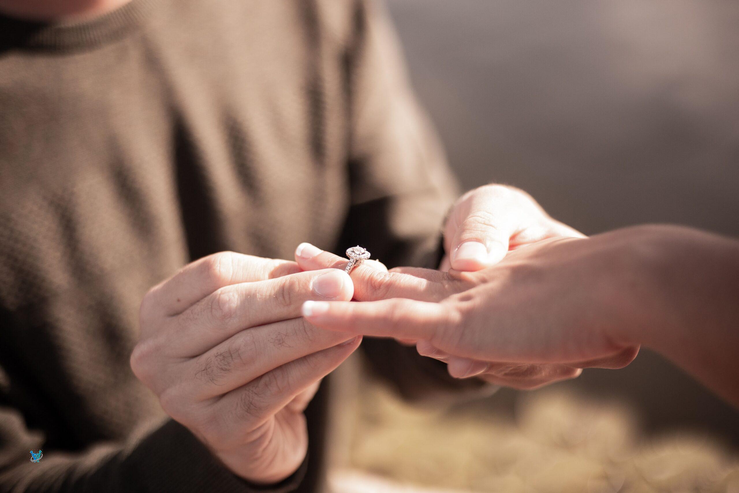 لماذا خاتم الخطوبه 💍 يوضع في اليد اليمنى وبعد الزواج يوضع في اليسرى ؟